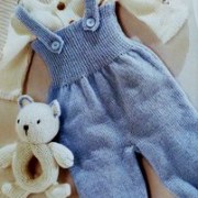 jumpsuit und Spielzeug-Teddybär-sleepy