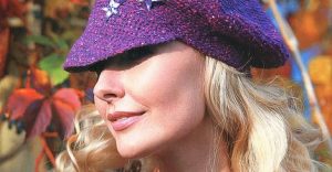 sombrero de rayas púrpura con las estrellas